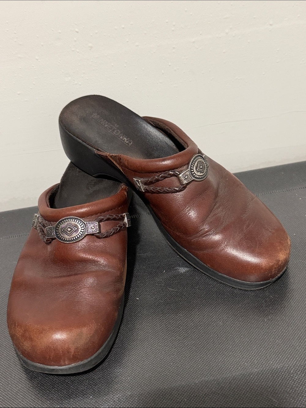 Minnetonka Brown Leather Braided Wedge Clogs Mules Comfort Shoes 9